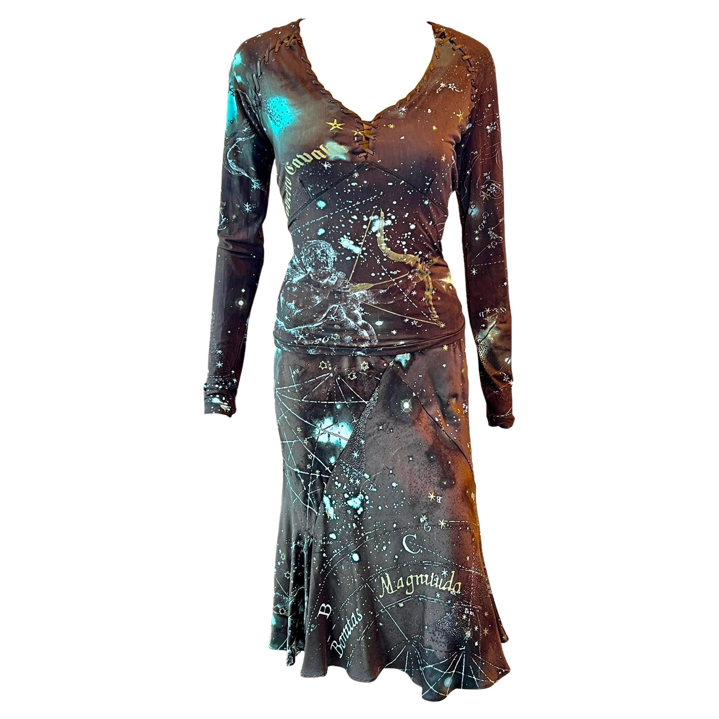 Roberto Cavalli F/W 2003 2-teiliges Set aus Rock und Oberteil mit Sternzeichen Astrologie-Druck im Angebot