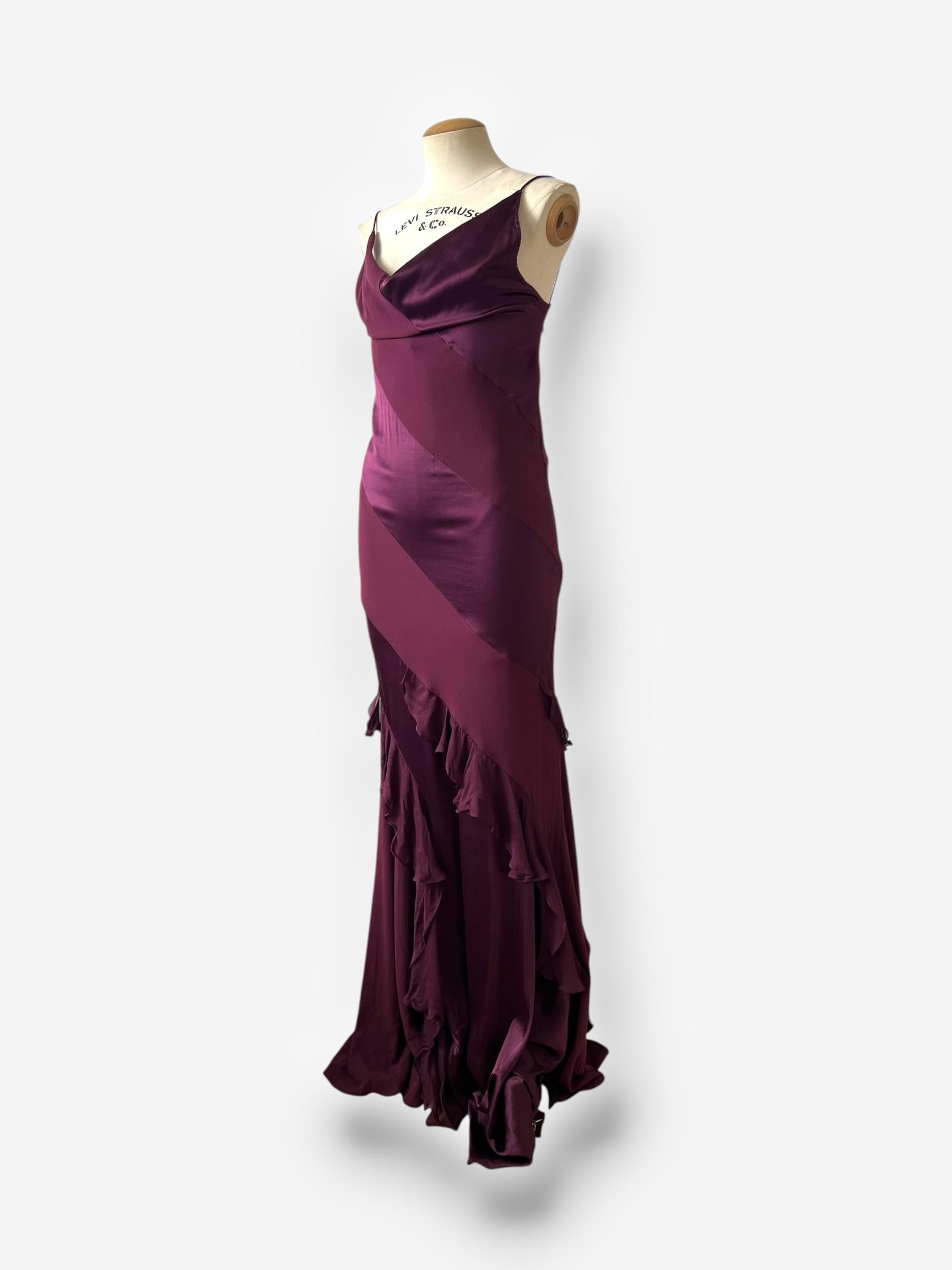 

Cette robe de soirée vintage Roberto Cavalli de l'automne 2004 est tout simplement spectaculaire. Il est composé de deux types de soie stretch rouge bordeaux - crêpe mat et satin brillant - qui s'enroulent en spirale autour du corps. L'effet