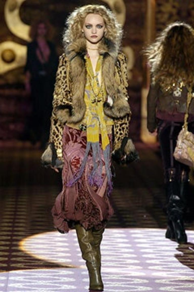 Roberto Cavalli F/W 2004 runway skirt
Pink silk with darker velvet and gold embroidery
See through panels

Marked size M

Measurements:
waist 76 up to 94 cm - 30 up to 37 in
hips 92 cm - 36 in
length 66 cm - 26 in

Good condition
Loosened waist