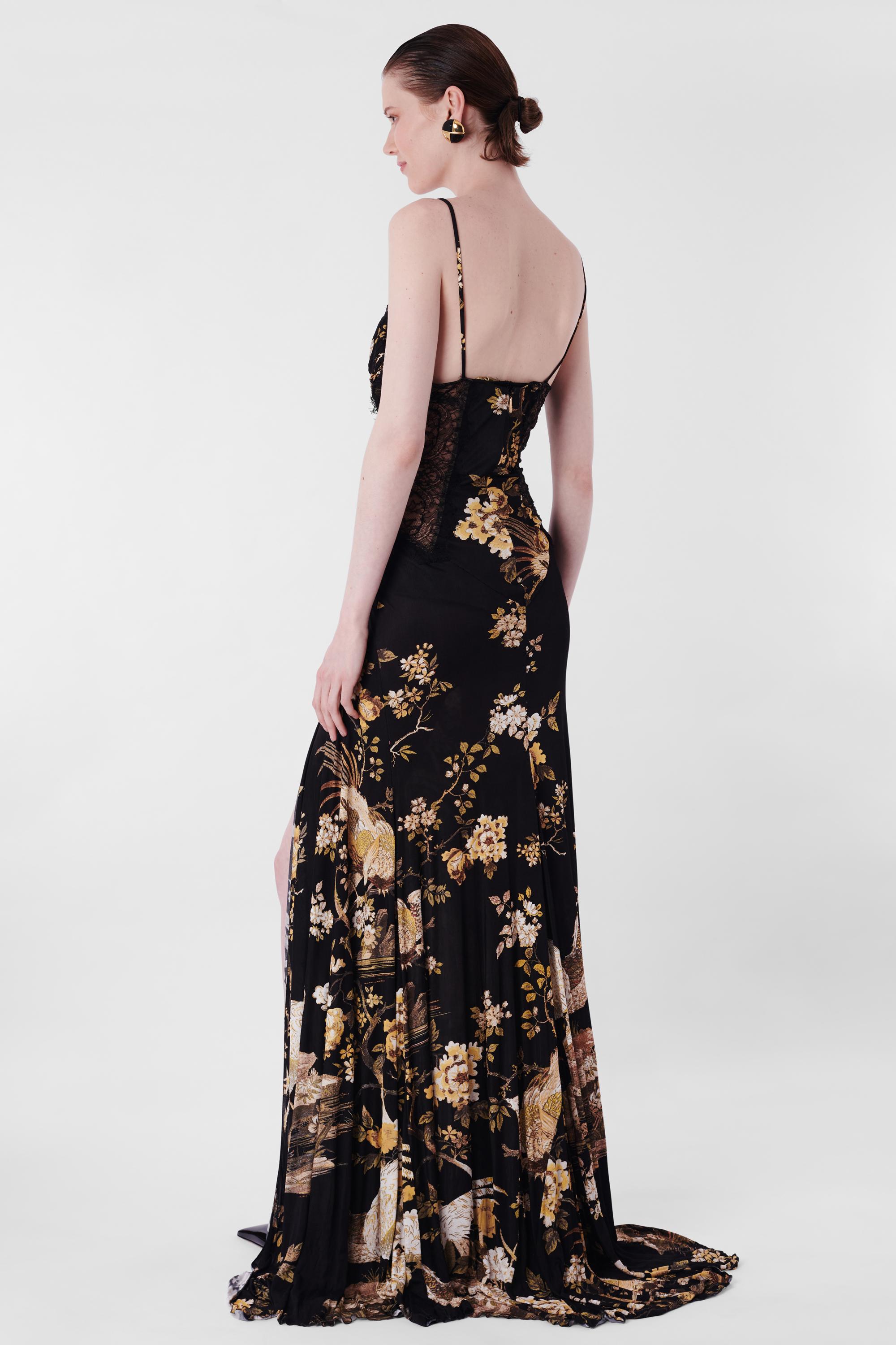 Nous sommes heureux de vous présenter cette incroyable robe vintage Roberto Cavalli F&F Vintage 2006 à fleurs et dentelle. Il présente des bonnets paddés, des détails en dentelle à la taille et à l'encolure, une fente haute sur le côté de la jambe