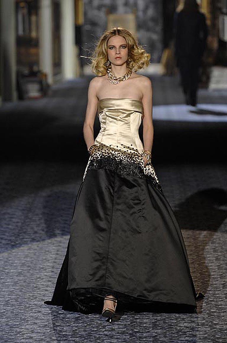 Con el reciente fallecimiento de Roberto Cavalli, muchos de sus vestidos más antiguos son muy codiciados y coleccionables. 
 
Roberto Cavalli f/w 2008 vestido de gala visto en la pasarela.  De seda marfil y negra.  Presume de una espectacular falda