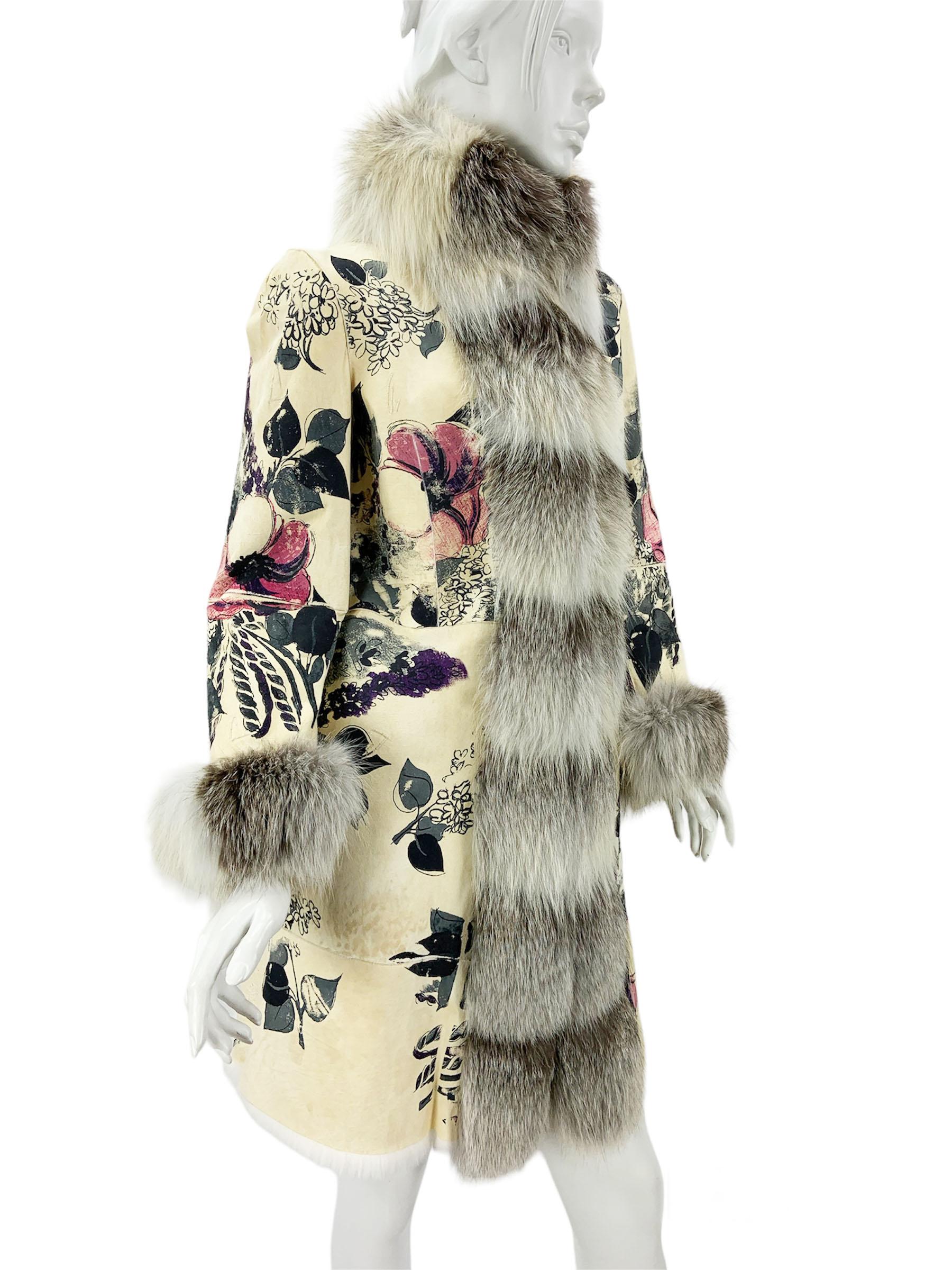 New Roberto Cavalli Shearling Fur Lined Coat
F/W 2008 Collection
Italian size 40
Beige background, Hand painted in floral design, Fox and rabbit fur.
Two side pockets, Hook and eye closure.
Measurements: Length - 36 inches, Shoulders - 17