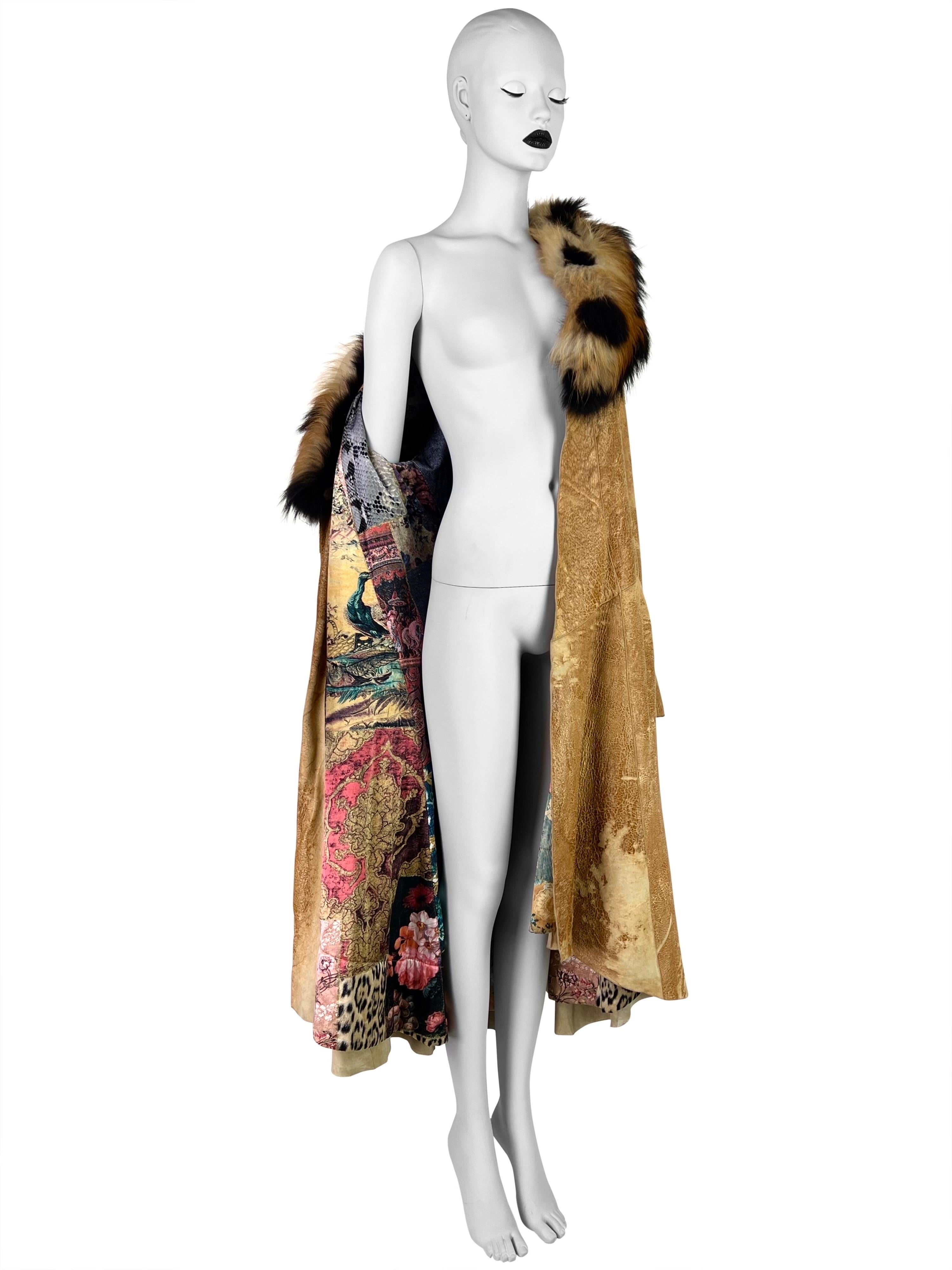 Le meilleur exemple de la signature de Roberto Cavalli, l'artisanat du cuir sous la forme de ce superbe manteau en cuir avec texture de cuir apparente et revêtement réfléchissant, rehaussé d'un riche col en fourrure de renard et d'une doublure en