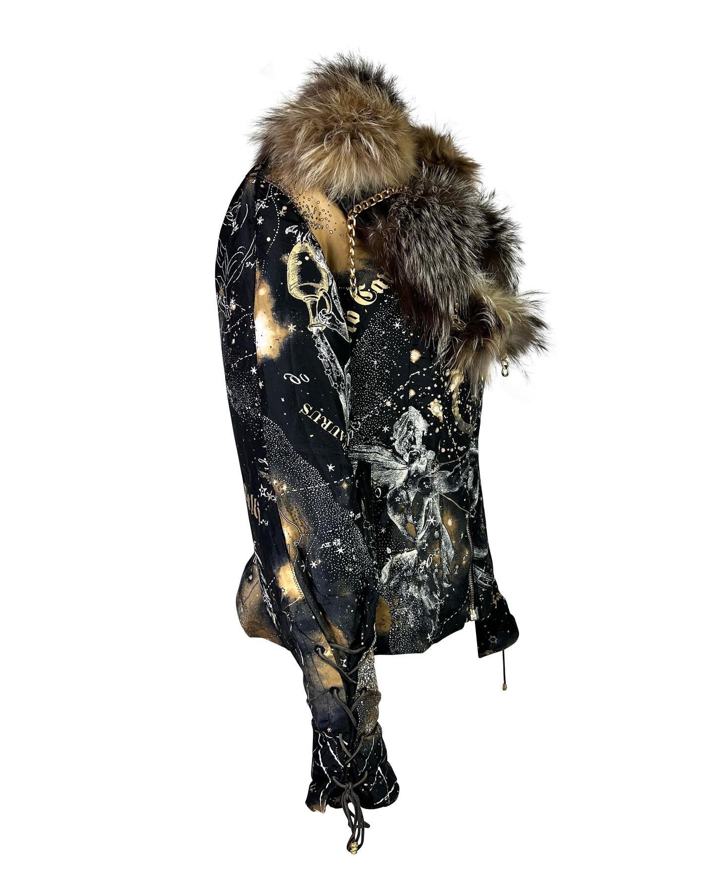 Stunning 100% silk Roberto Cavalli puffer jacket with a detachable genuine fox fur collar. 

Size label marked Small, but will fit anyone between XS and M.

Excellent vintage condition.