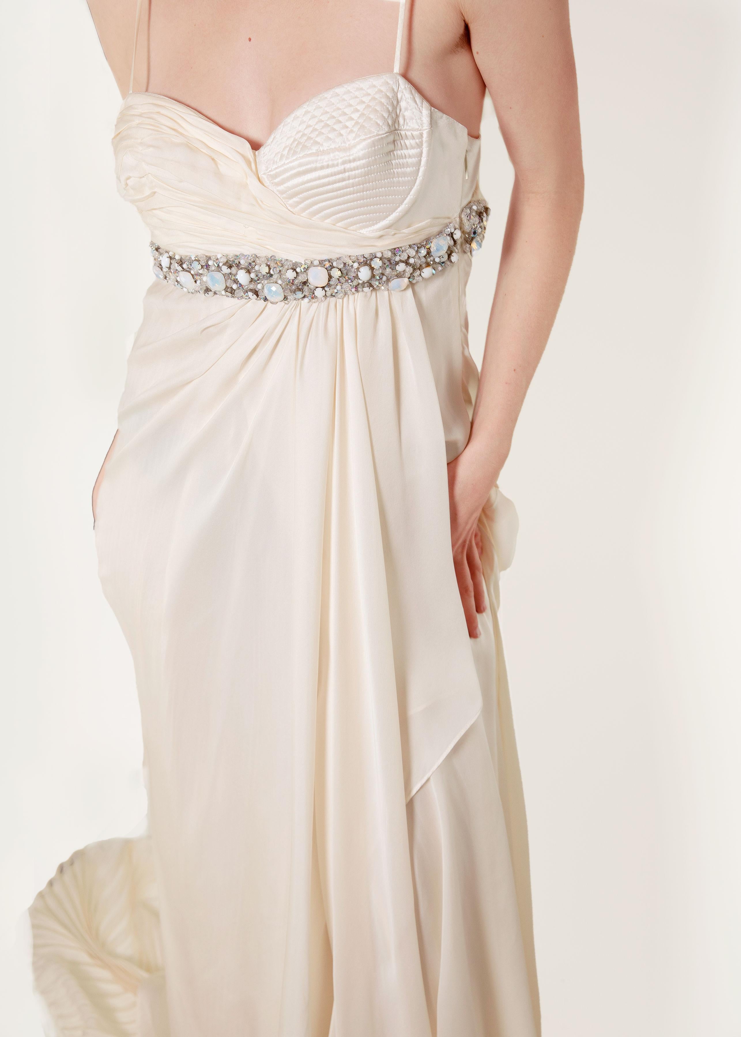Dieses weiße Abendkleid von Roberto Cavalli für den Herbst 2005 ist aus luxuriöser Seide gefertigt und zeichnet sich durch funkelnde, mit Kristallen besetzte Perlen, Lagen von plissiertem Stoff und zarte Träger aus. Der Glamour, der Luxus und der