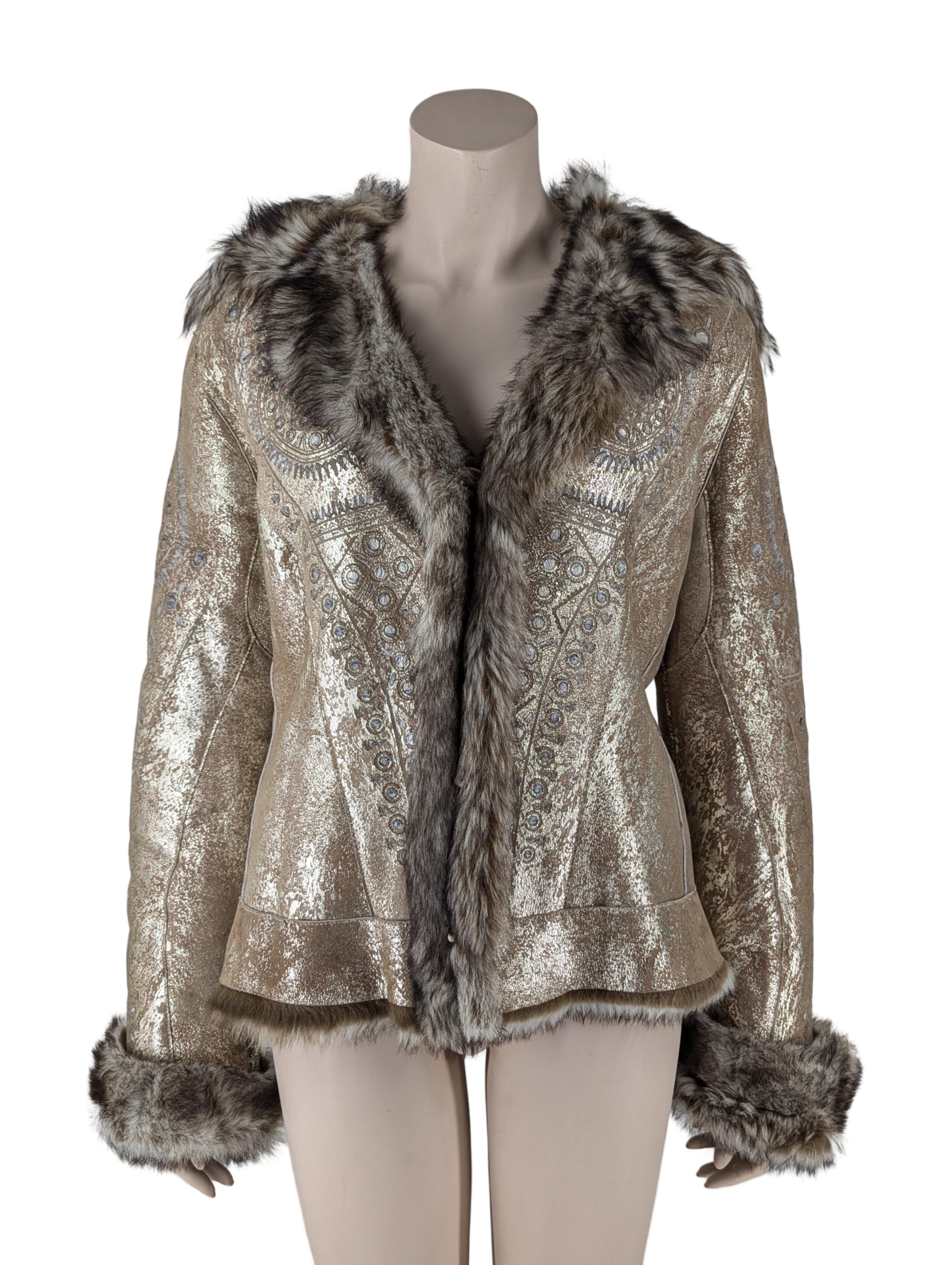 Una lussuosa giacca di pelliccia diventa un capolavoro sartoriale. Questa giacca è stata creata per l'Autunno/Inverno 2006 e affascina per la sua opulenta costruzione in pelliccia, ornata da squisiti ornamenti dorati che scendono a cascata sulla