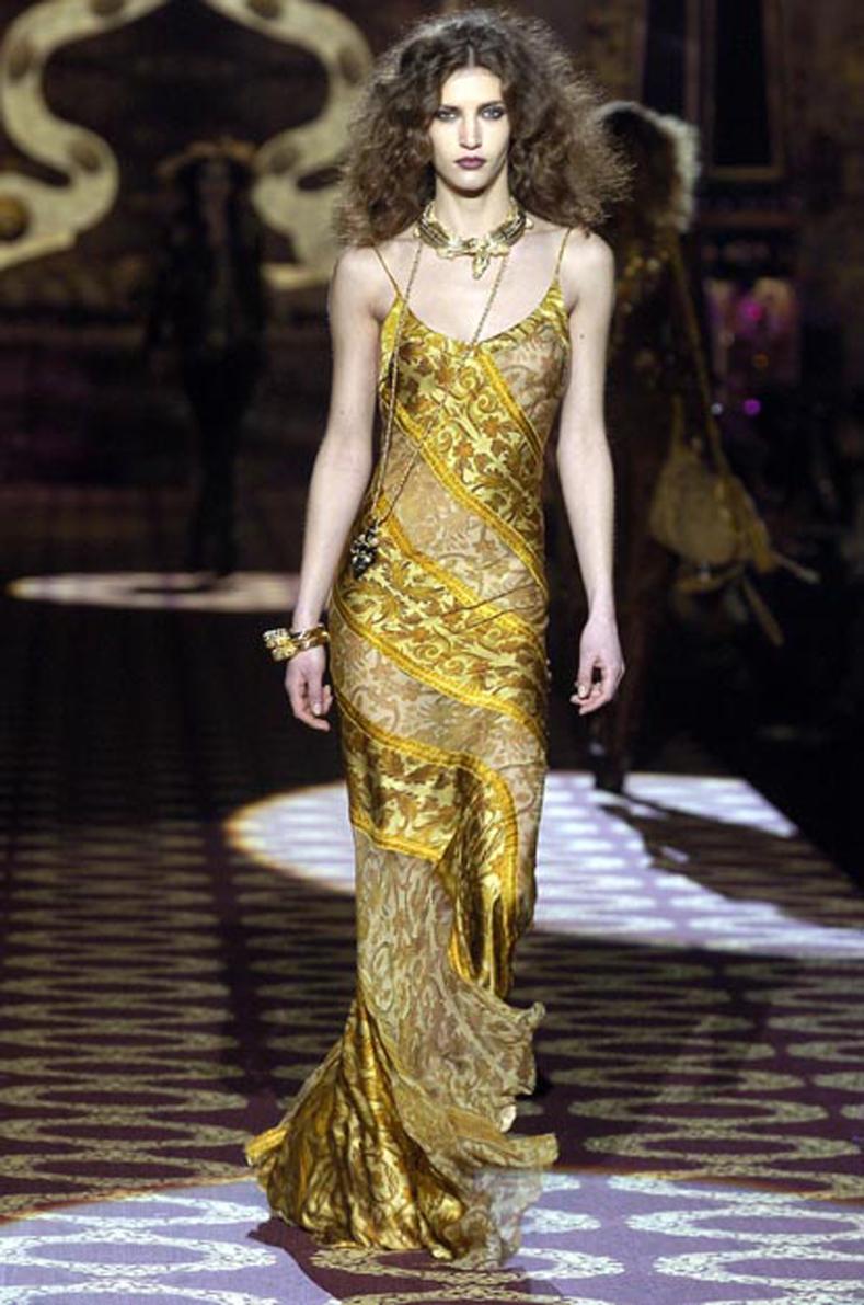 Vestido amarillo de seda Roberto Cavalli, de la colección Otoño/Invierno 2004. Como se vio en la pasarela. Forro desmontable. Impresionante diseño compuesto por paneles de lujosa seda y gasa semitransparente.

Condición
Excelente

Tamaño marcado
XS