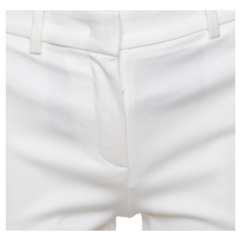 Ce pantalon blanc de Roberto Cavalli est parfait pour votre style unique. Le pantalon est en coton et présente une coupe droite avec une taille haute. Ils sont sûrs de vous donner une bonne coupe !