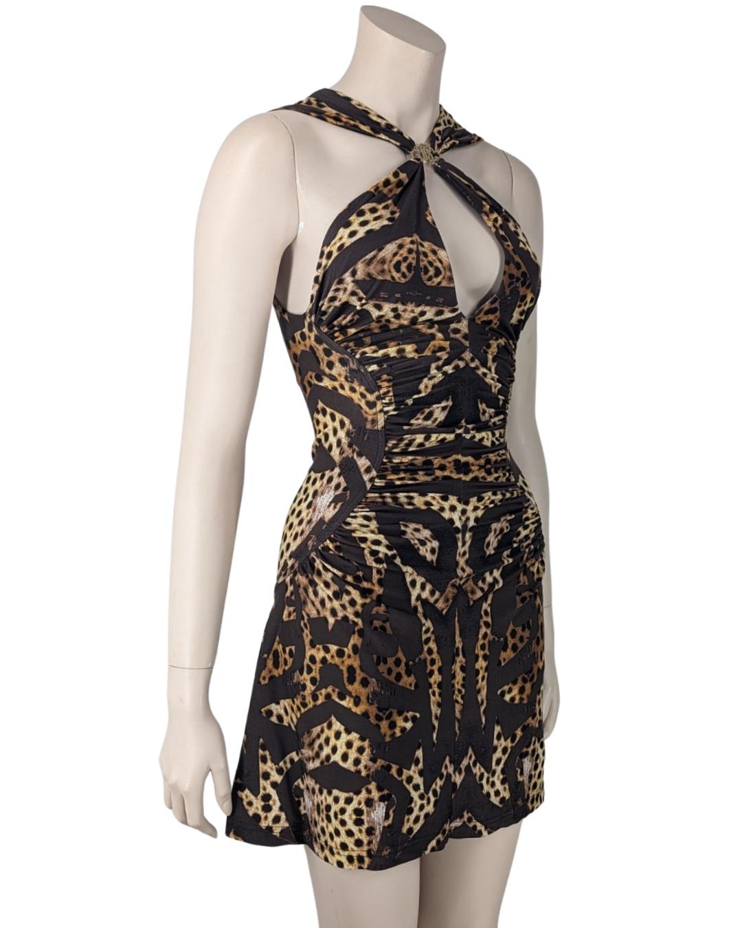 Roberto Cavalli Floral Graphic and Animal Halter Mini Dress. Circa 2000s

. Criss-Cross straps with Gold Logo attach on the front
. Halter top with deep V neckline
. Mini dress

Size fits XS / S

Flat measurements

Breast : 37 cm
Waist : 35 cm
Hips