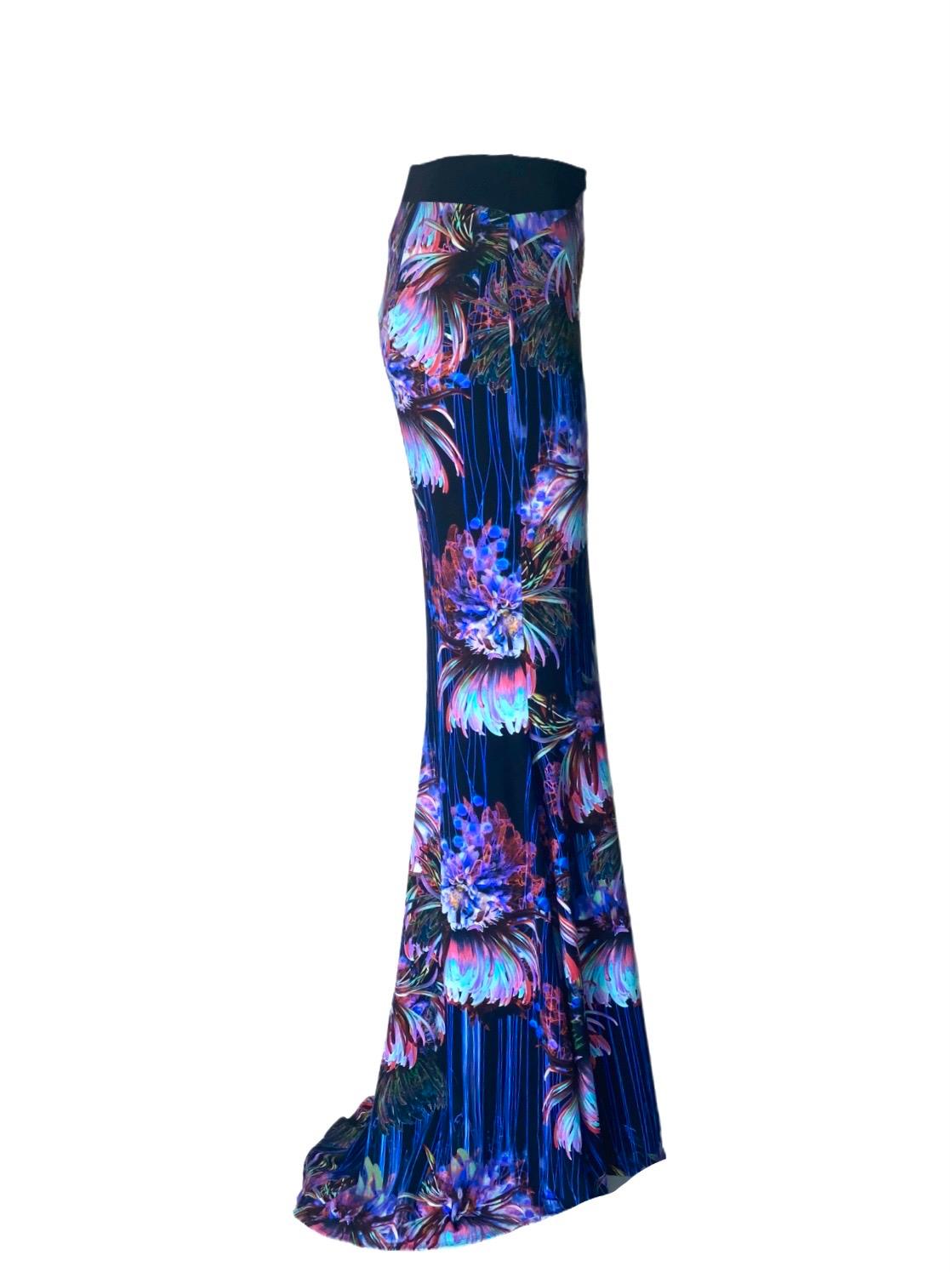 A beautiful ROBERTO CAVALLI evening skirt that will last you for years
From the most prestigious ROBERTO CAVALLI main line
Made out of most beautiful fabric with floral print
Fabric is discreetly signed with 