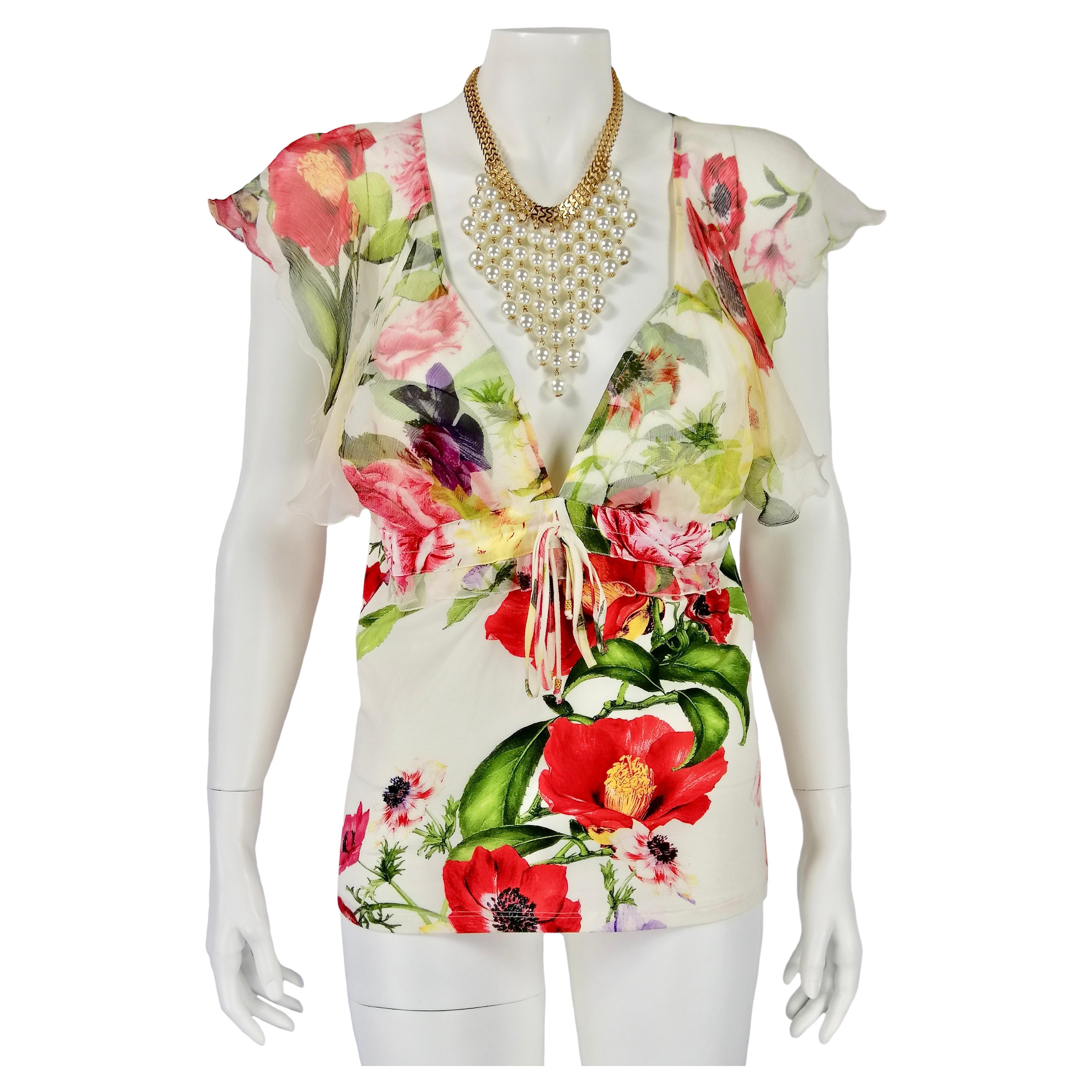 ROBERTO CAVALLI
Floral patterned shirt with white background, silk bodice and ruffles on the shoulders. He has drawstring under the bust.
88% cotton
12% elastane
Contrasts 100% silk
Size IT 46
Made in Italy
Flat measures:
Length cm. 59
Shoulders cm.