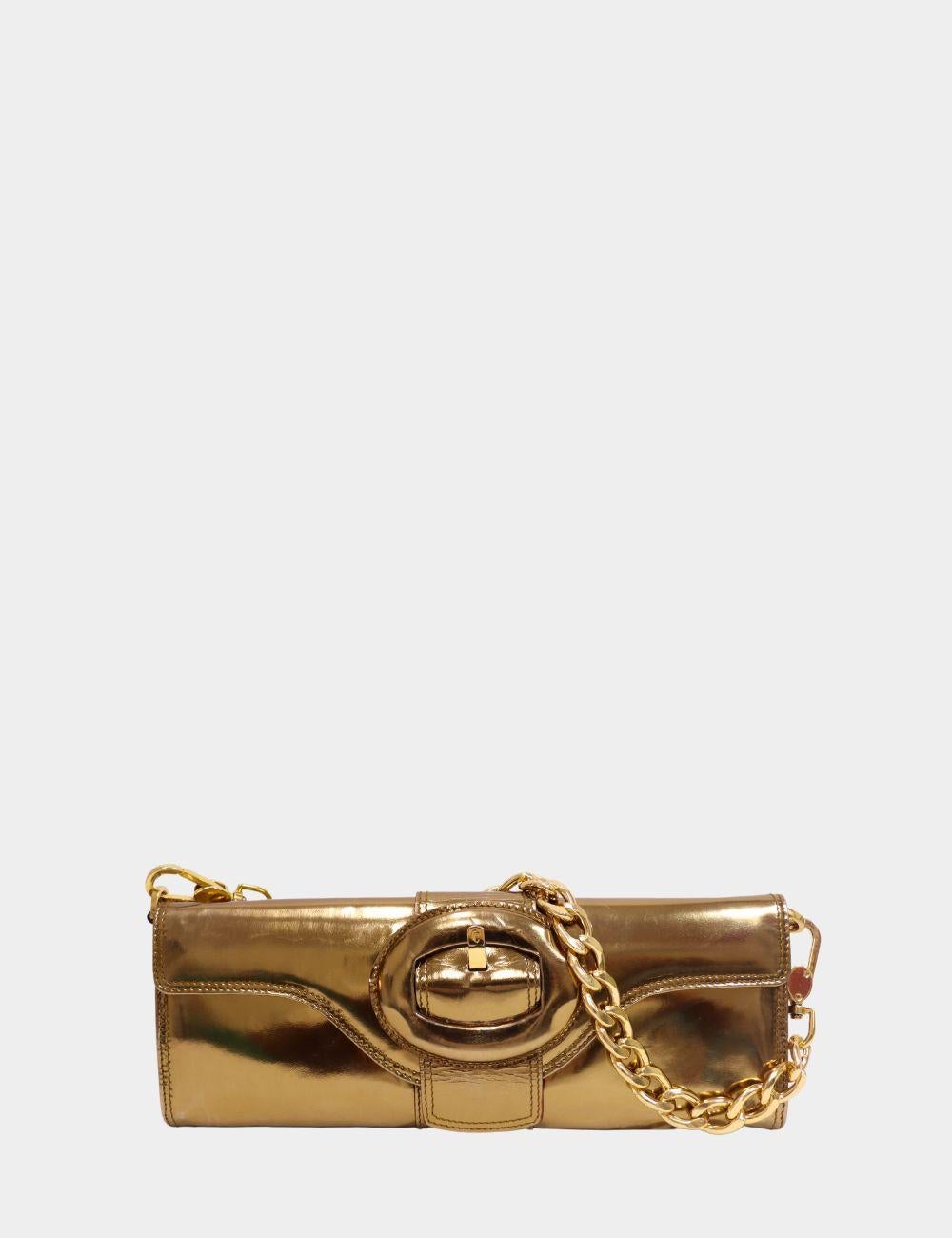 Shine on with this jaw-dropping Roberto Cavalli metallic gold clutch. Crafted in high-gloss patent leather, this showpiece features a statement oval buckle detail at the center and a chunky detachable gold-tone chain strap that doubles as bold