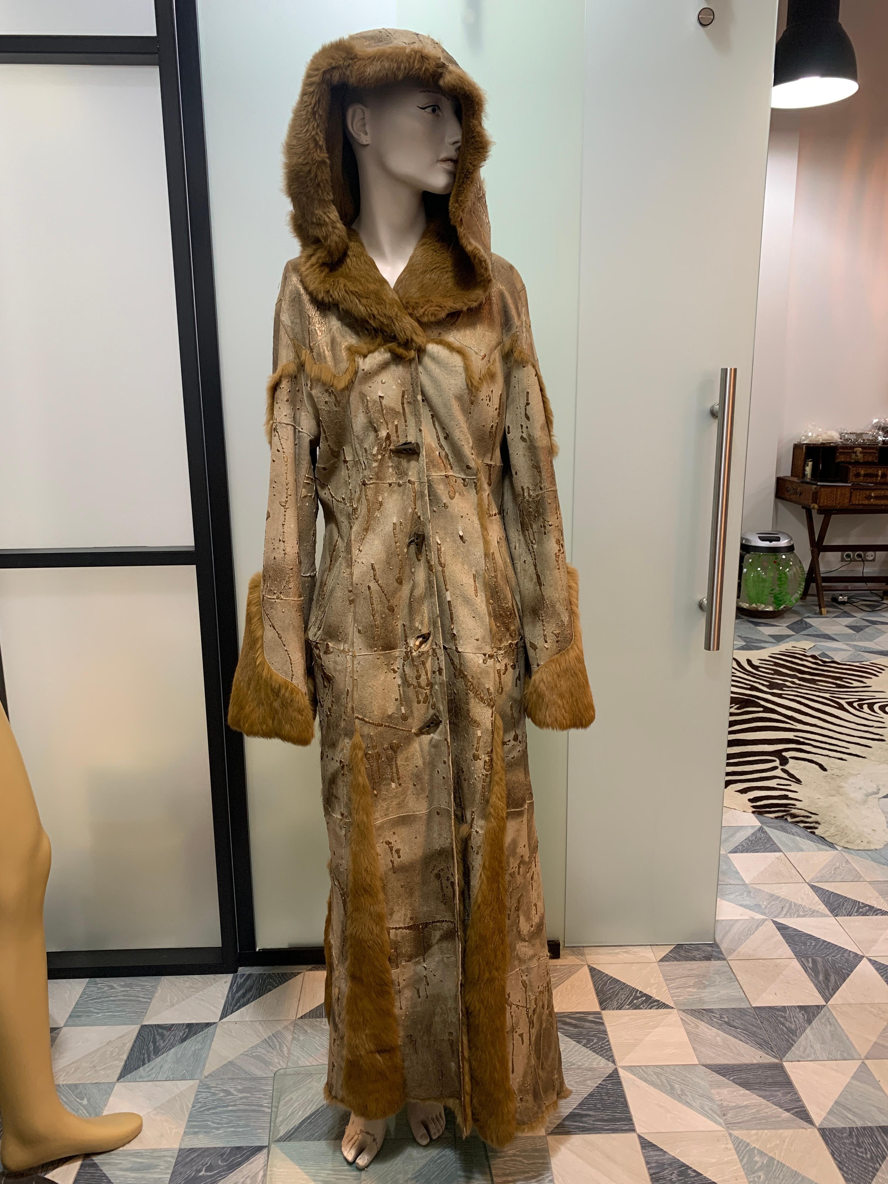 Absolutely incredible reversible fur coat - sheepskin coat by Roberto Cavalli with a voluminous hood. Probably from the late 1990s.
Can be turned inside out. On the suede side there are gold spots applied by hand.
Magnificent sleeves that flare out