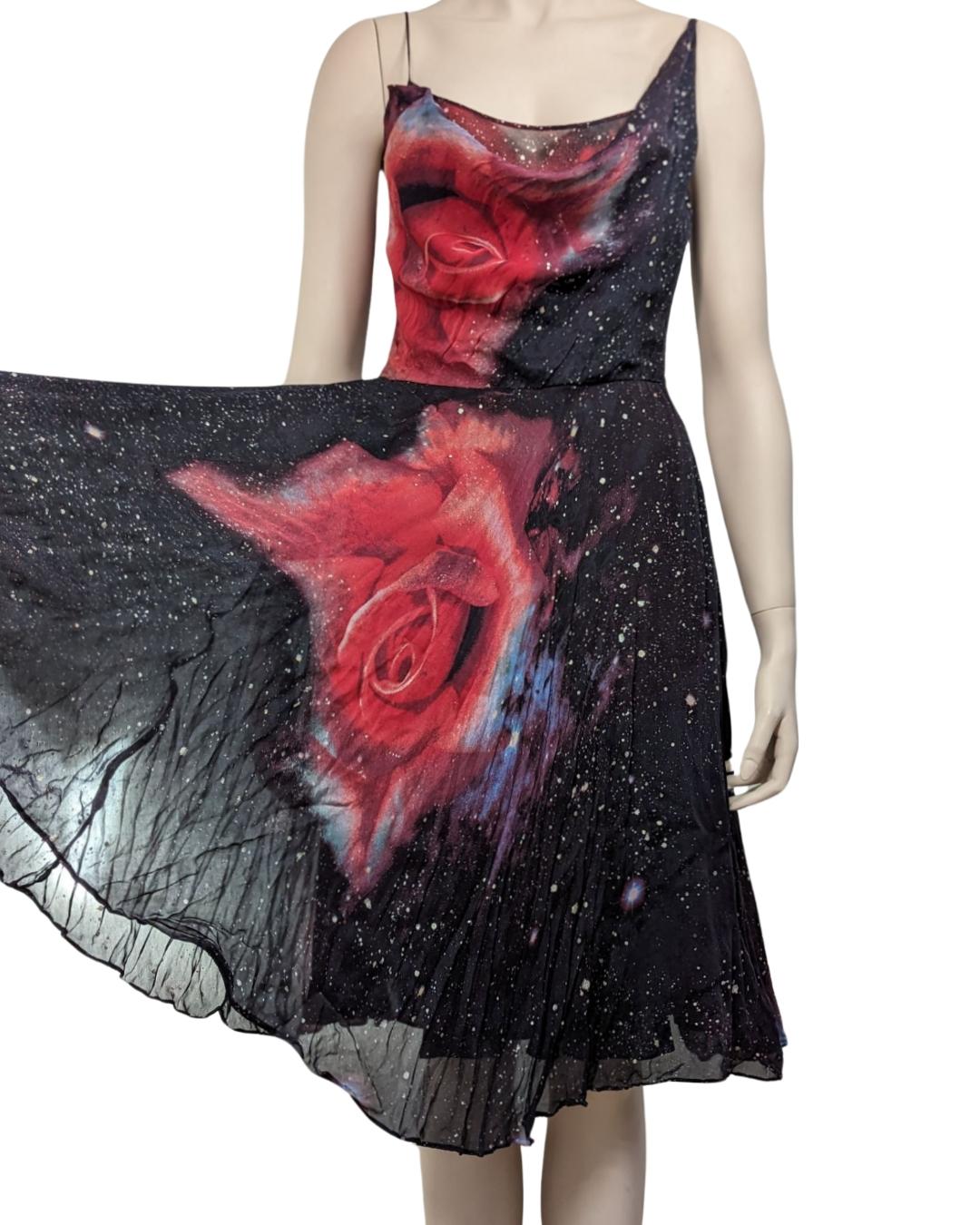 By Roberto Cavalli silk dress with cosmic red roses on a black sky with stars. 

. Asymmetric neckline
· no transparency
· zip on the side
 

Size fits S

Flat measurements :

Breast : 40 cm
Waist : 32cm
Hips : 40 cm
Length : 130cm
 
Colors :
