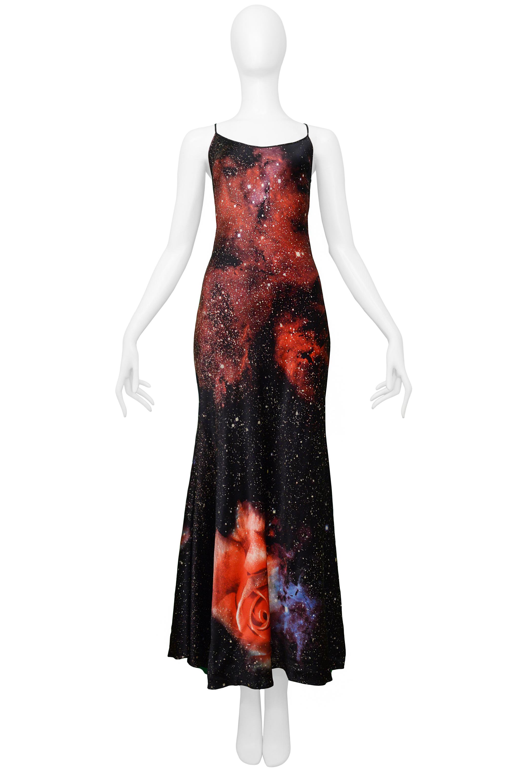 Resurrection Vintage freut sich:: ein Vintage-Abendkleid von Roberto Cavalli aus Seide mit einem roten:: lila und schwarzen Galaxie-Print mit goldenem Glitzer:: schmalen Trägern und langer Länge präsentieren zu können. 

Roberto Cavalli
Größe: