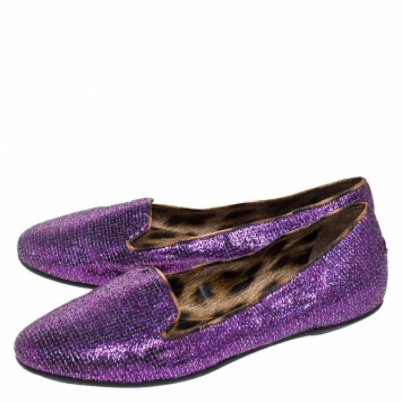 Dieses leuchtend lilafarbene Paar von Roberto Cavalli ist genau das, was Sie brauchen, um Ihren Look zu verschönern. Das Paar ist aus Glitzerstoff gefertigt und verfügt über eine goldfarbene Plakette mit dem Markenlabel an den Zählern und eine