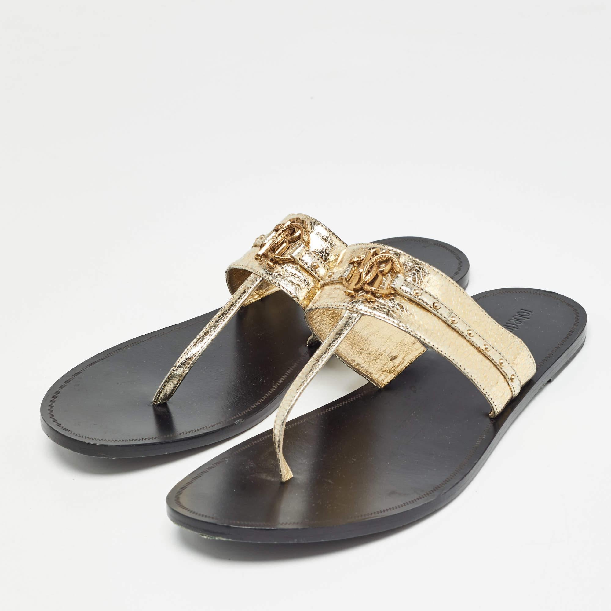 A perfect blend of luxury style and comfort these designer flats are made using quality materials and frame your feet in the most refined way. They can be paired with a host of outfits from your wardrobe.