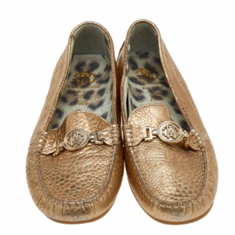 Roberto Cavalli Gold Iridescent Effect Leather Slip On Loafers Size 39 In Good Condition For Sale In Dubai, Al Qouz 2