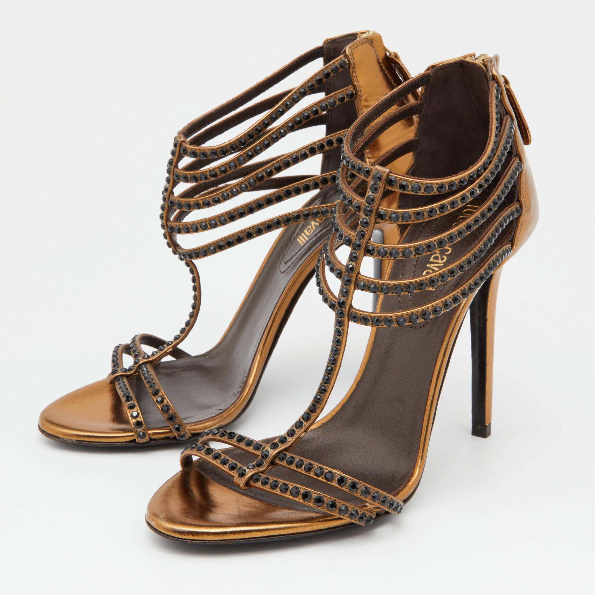 Crea un look d'effetto con questi sandali di Roberto Cavalli. Dalla forma e dai dettagli al fascino complessivo.  trasudano eleganza. I sandali hanno la punta aperta  cinghie impreziosite  Chiusura a zip  e tacchi a spillo.