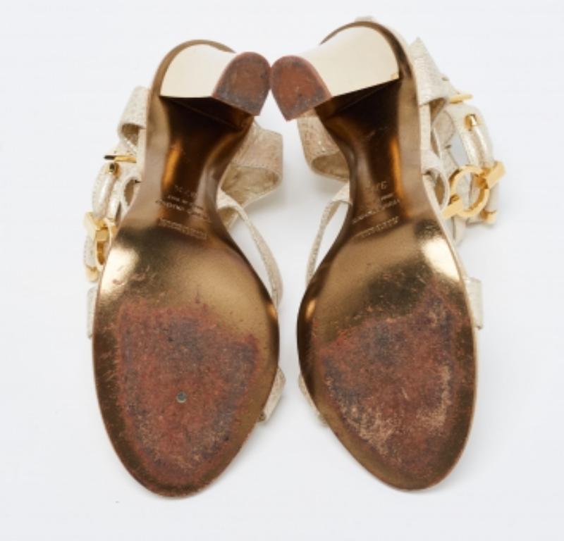 Roberto Cavalli Goldfarbene Sandalen aus Leder mit Metallverzierung und Knöchelriemen Größe 37,5 im Zustand „Gut“ im Angebot in Dubai, Al Qouz 2