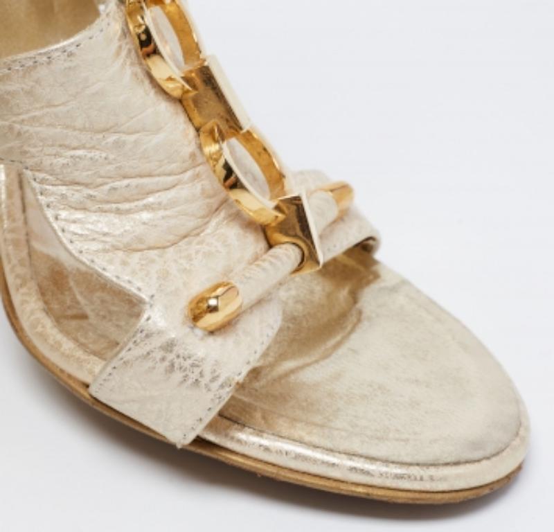 Roberto Cavalli Goldfarbene Sandalen aus Leder mit Metallverzierung und Knöchelriemen Größe 37,5 im Angebot 1
