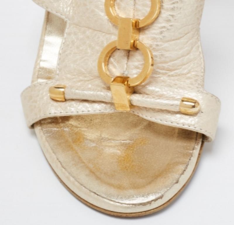 Roberto Cavalli Goldfarbene Sandalen aus Leder mit Metallverzierung und Knöchelriemen Größe 37,5 im Angebot 2