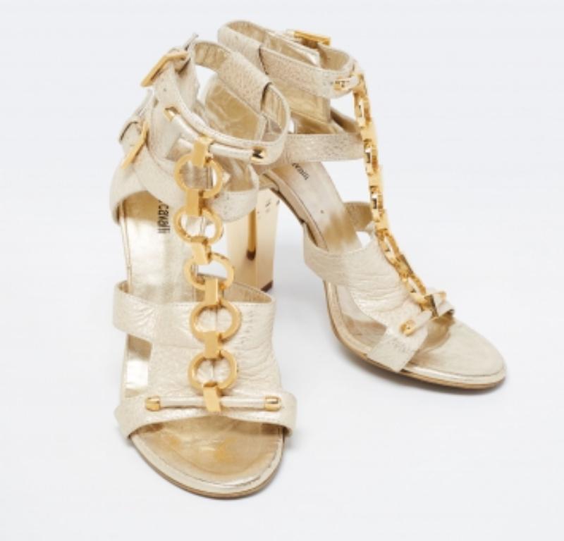 Roberto Cavalli Goldfarbene Sandalen aus Leder mit Metallverzierung und Knöchelriemen Größe 37,5 im Angebot 3