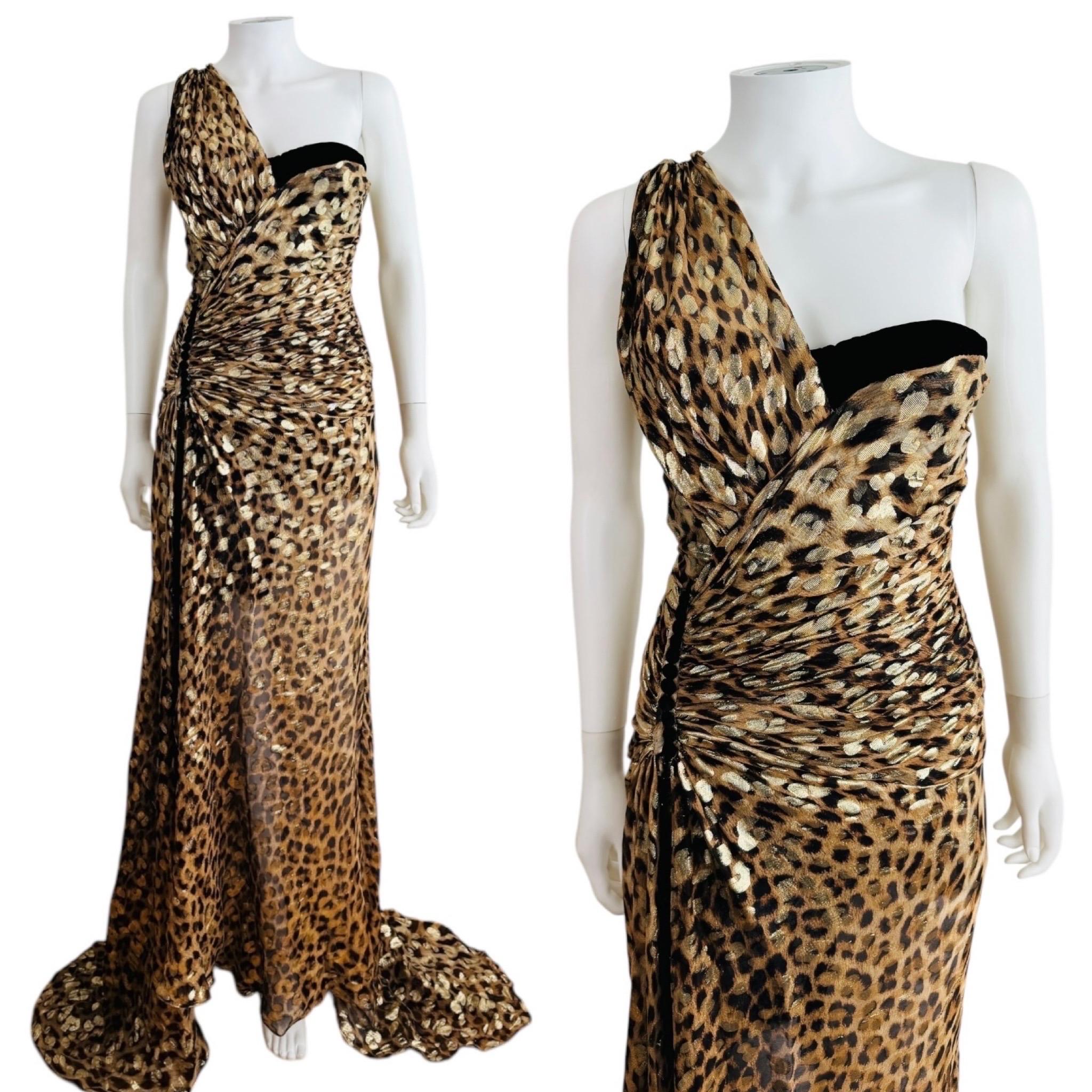 Favoloso abito leopardato di Roberto Cavalli
Tessuto lurex oro con stampa leopardo
Dettaglio in tessuto di velluto nero sulla parte superiore del busto sinistro
Body aderente in stile bustier con chiusura sul fondo.
Minigonna in pizzo nero con