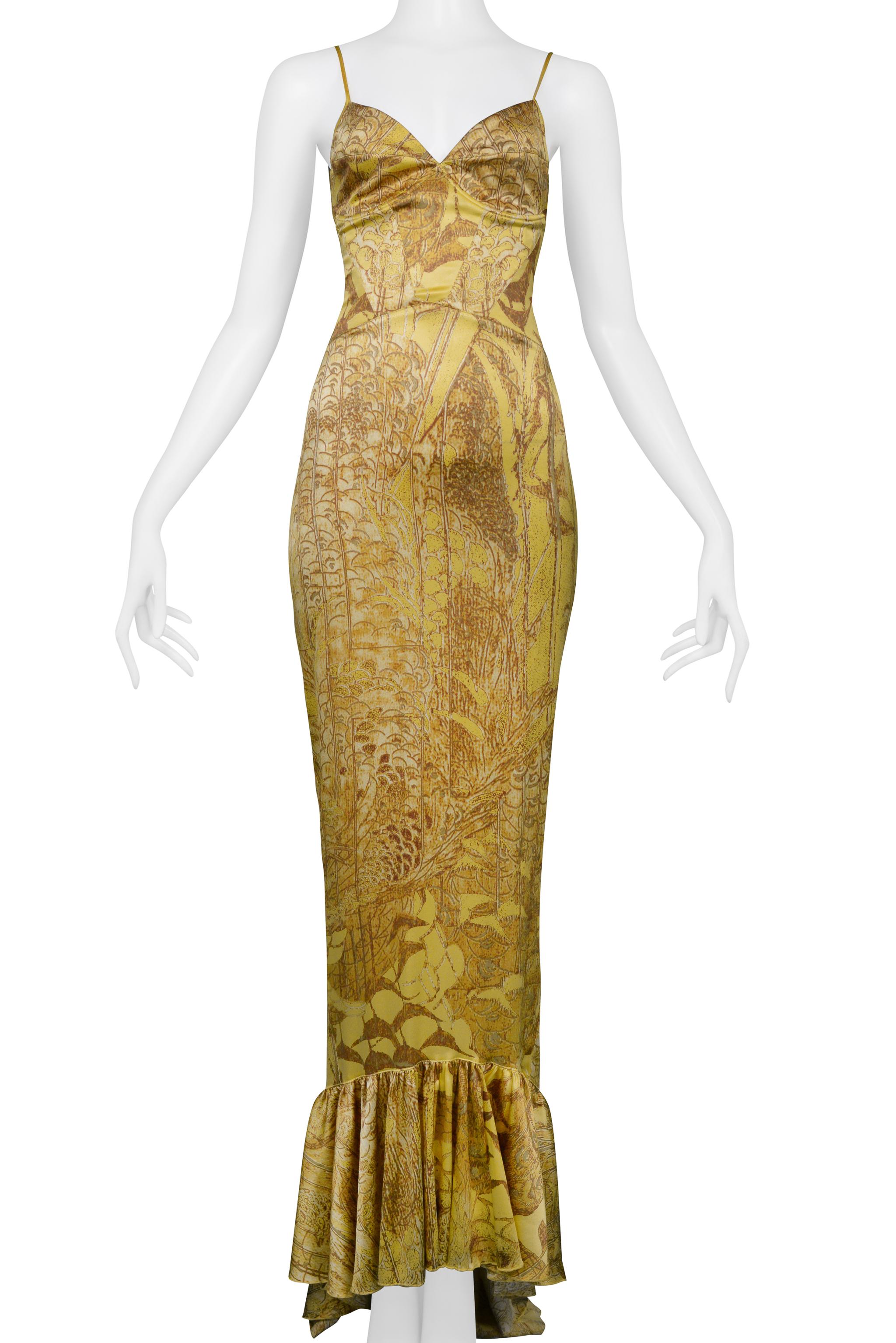 Resurrection Vintage se complace en presentar un vestido de noche vintage de satén dorado de Roberto Cavalli Just Cavalli con estampado abstracto, tirantes finos, corpiño con corpiño, dobladillo con volantes y largo de vestido con cola. 

Roberto