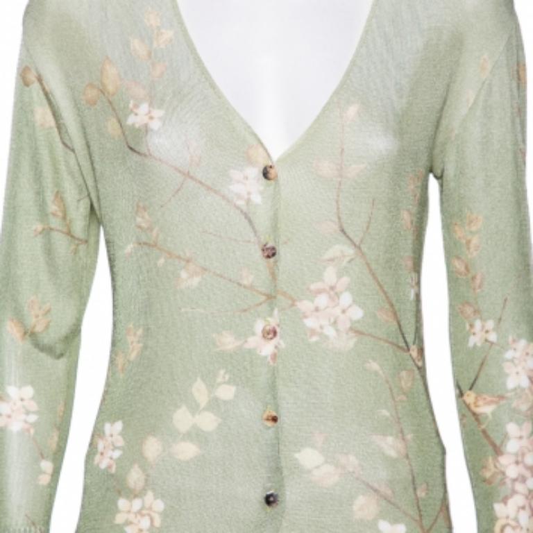 Questo cardigan in nylon di Roberto Cavalli è abbellito da una delicata tonalità di verde con stampe floreali su tutta la superficie. Presenta un profondo scollo a V, chiusura frontale con bottoni e maniche lunghe. Indossalo con i tuoi jeans skinny.