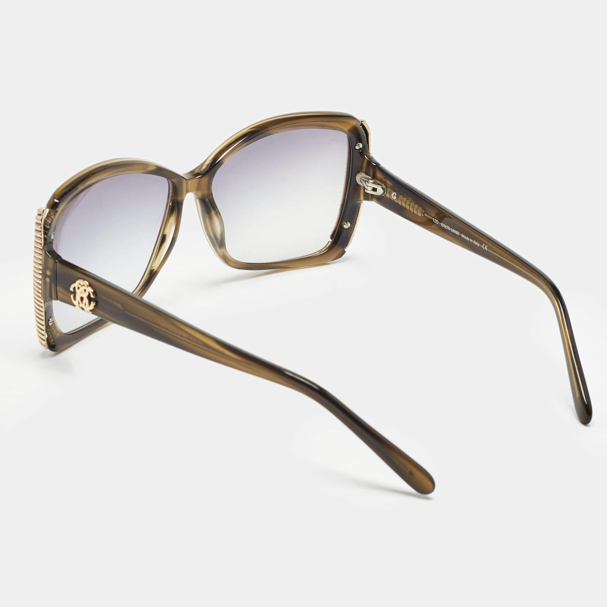 Élevez votre jeu de lunettes avec ces lunettes de soleil Roberto Cavalli. Méticuleusement fabriqués à partir de matériaux de première qualité, ils offrent une protection inégalée et un design intemporel, ce qui en fait un accessoire indispensable