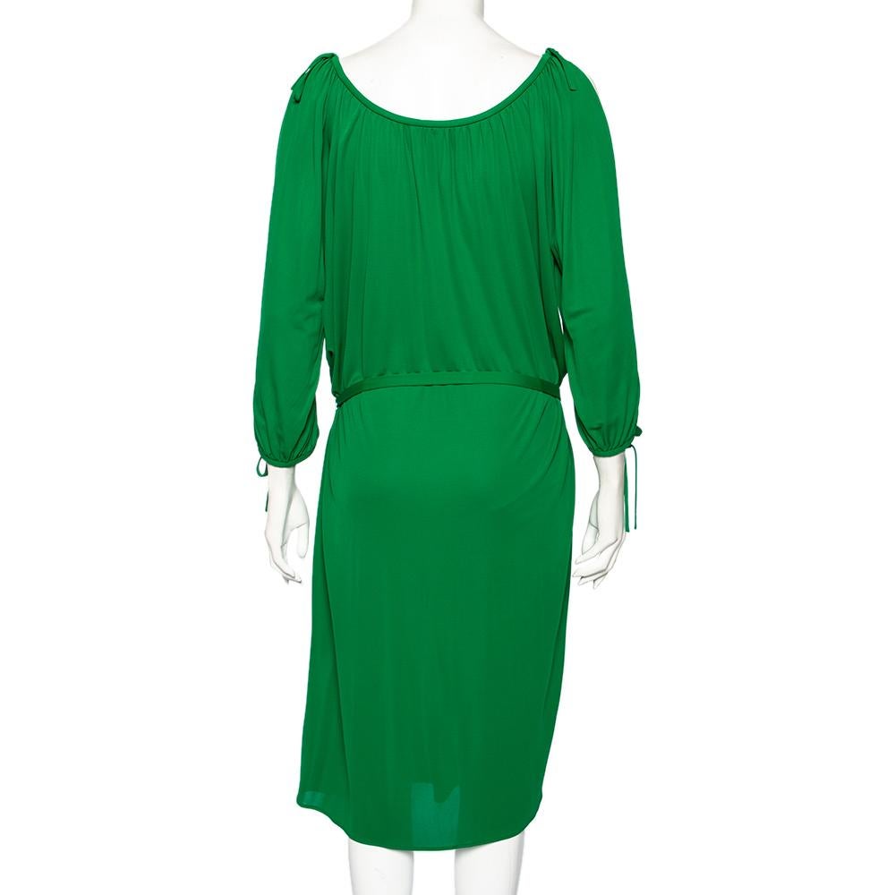 Dieses elegante Kleid wird Ihren Stil im Handumdrehen aufwerten. Es ist aus grünem Jersey gefertigt und wirkt elegant und mühelos. Das Kleid mit den kalten Schultern hat Quasten und eine gute Passform. Das Ensemble ist mit zwei Taschen ausgestattet