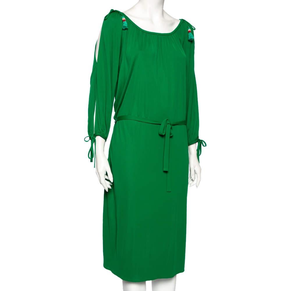 Dieses elegante Kleid wird Ihren Stil im Handumdrehen aufwerten. Das elegante und mühelose Modell ist aus grünem Jersey gefertigt. Das Kleid mit den kalten Schultern hat Quasten und eine gute Passform. Das Ensemble ist mit zwei Taschen ausgestattet