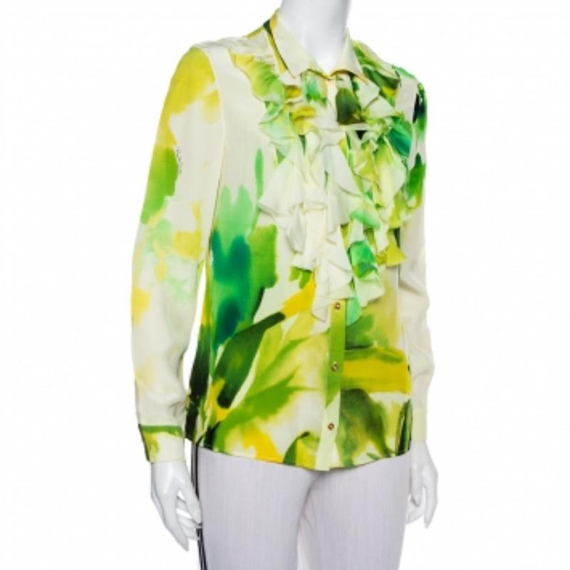 The fine artistry in tailoring exhibit Roberto Cavalli's years of impeccable craftsmanship. Made from silk in a green shade, the shirt is adorned with ruffles on the front, long cuffed sleeves, and can be tucked inside a fitted pencil skirt.