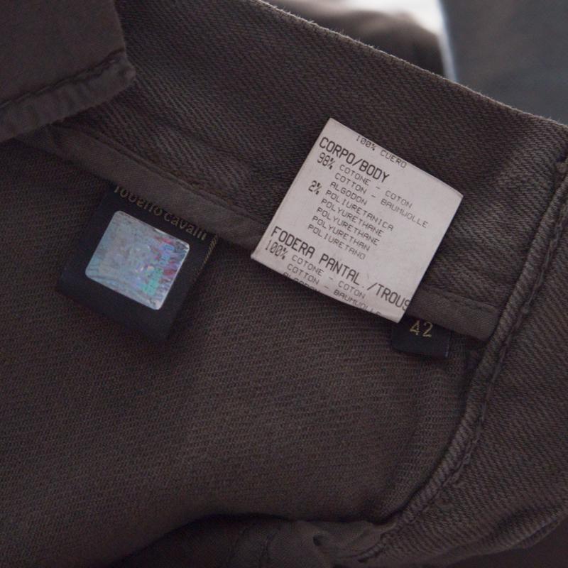 Roberto Cavalli Graue Denim-Jeans mit niedriger Taille, Regular Fit, Größe M im Zustand „Hervorragend“ im Angebot in Dubai, Al Qouz 2