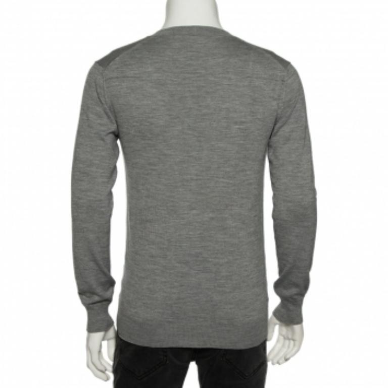 Créé grâce à une construction soignée, le cardigan pour homme de Roberto Cavalli promet un style simple et de qualité ! Il est tricoté à l'aide de matériaux de qualité et présente des manches longues et des boutons sur le devant.