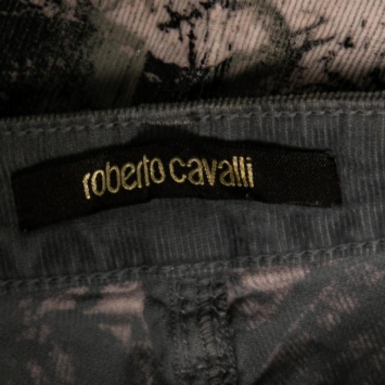 Wie edel und stilvoll ist diese Hose aus dem Hause Roberto Cavalli! Sie sind aus grauem, bedrucktem Baumwollstoff gefertigt und haben eine gerade Silhouette. Sie ist mit einem Knopfverschluss und vier Außentaschen ausgestattet. Diese Hose ist den