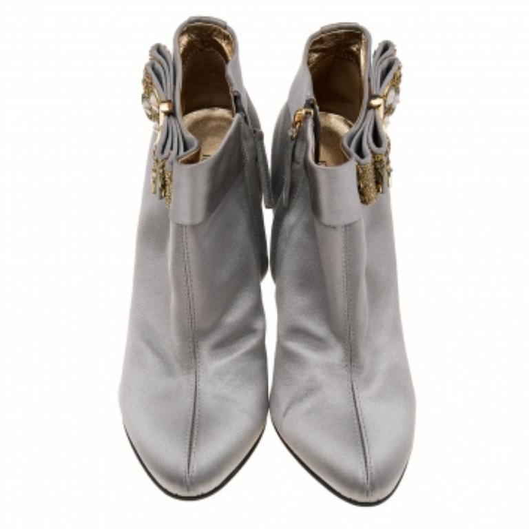 Roberto Cavalli Bottes de longueur cheville en satin gris ornées d'un nœud, taille 38 Bon état à Dubai, Al Qouz 2