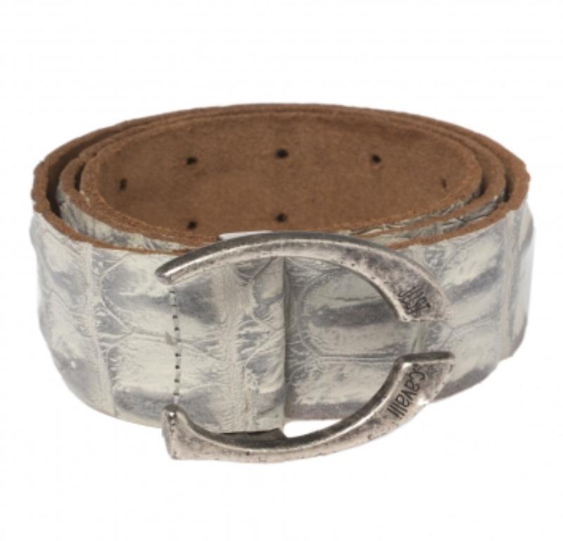 Add the touch of luxury to your outfit of the day with this fine Roberto Cavalli belt for women. Crafted from croc-embossed leather and complete with a silver-tone pin buckle, this smart belt can be paired with casuals.