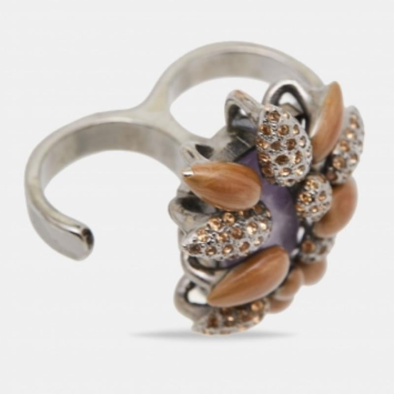 L'anello a due dita di Roberto Cavalli è destinato a risaltare sulla tua mano! È realizzato in metallo ed è decorato con cristalli, pietre e smalto.