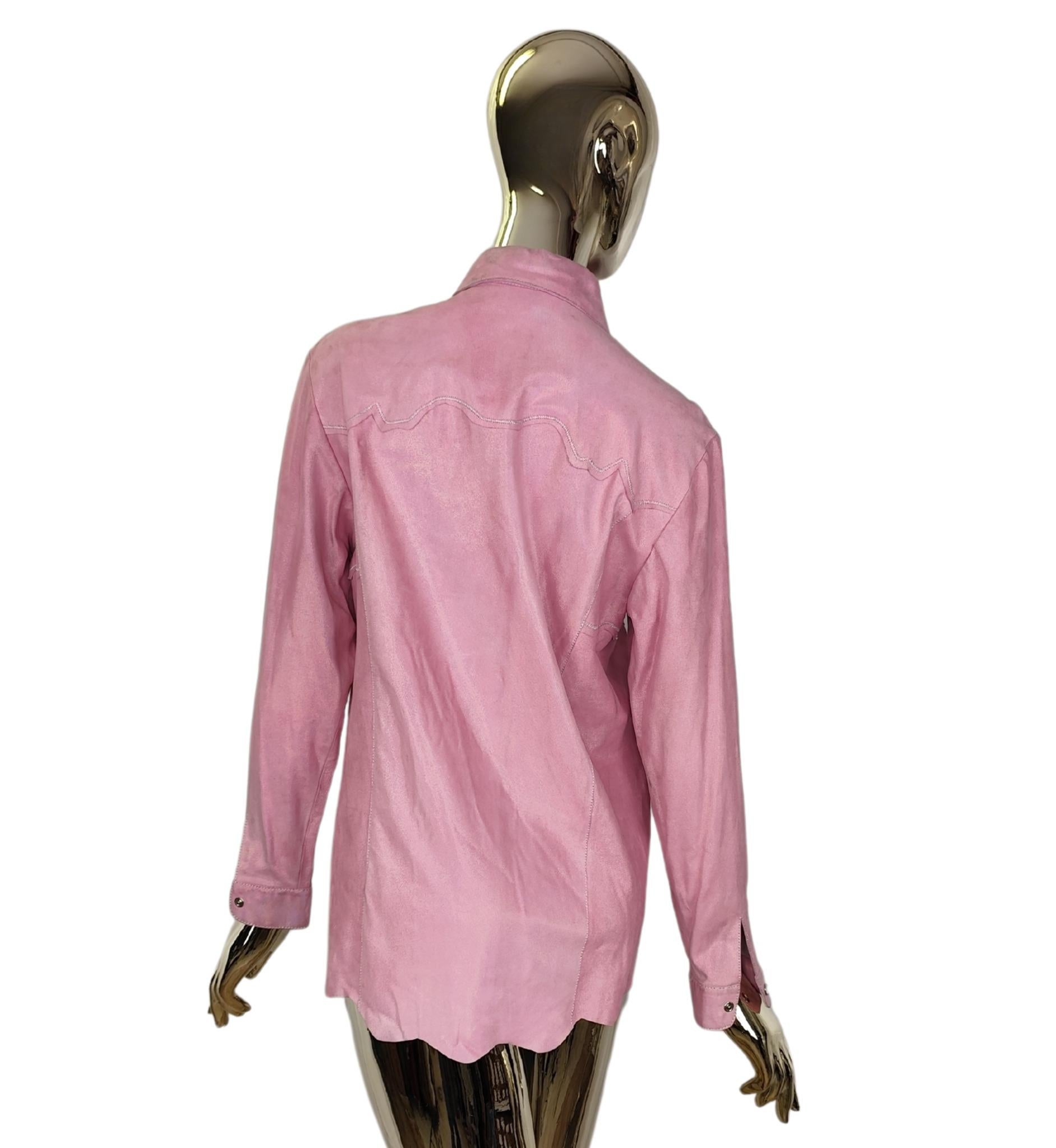 Roberto Cavalli shirt
Pink glittery suede
Holographic effect very visible in person
Snap buttons closure

Marked size S
Measurements:
shoulders 44 cm - 17.25 in
bust 98 cm - 38.5 in
waist 96.5 cm - 38 in
hips 100 cm - 39.5 in
length 70 cm - 27.5