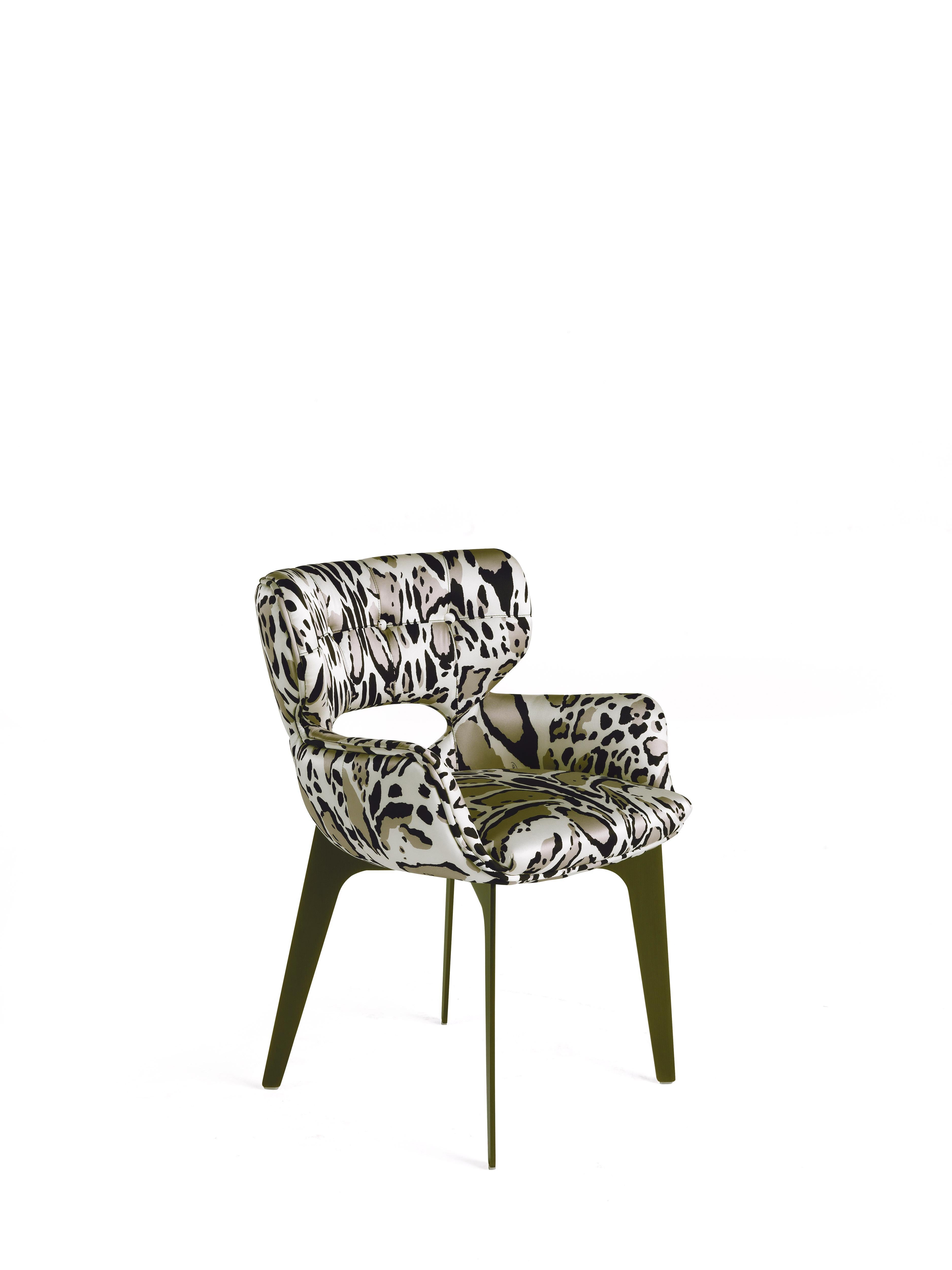With a distinctive 1950s style, the exuberant and refined armchair lends a chic and contemporary touch to the living room. Maclaine comes in different finishings; in this case it is upholstered in the new silk with lynx print. 
Maclaine Chair with