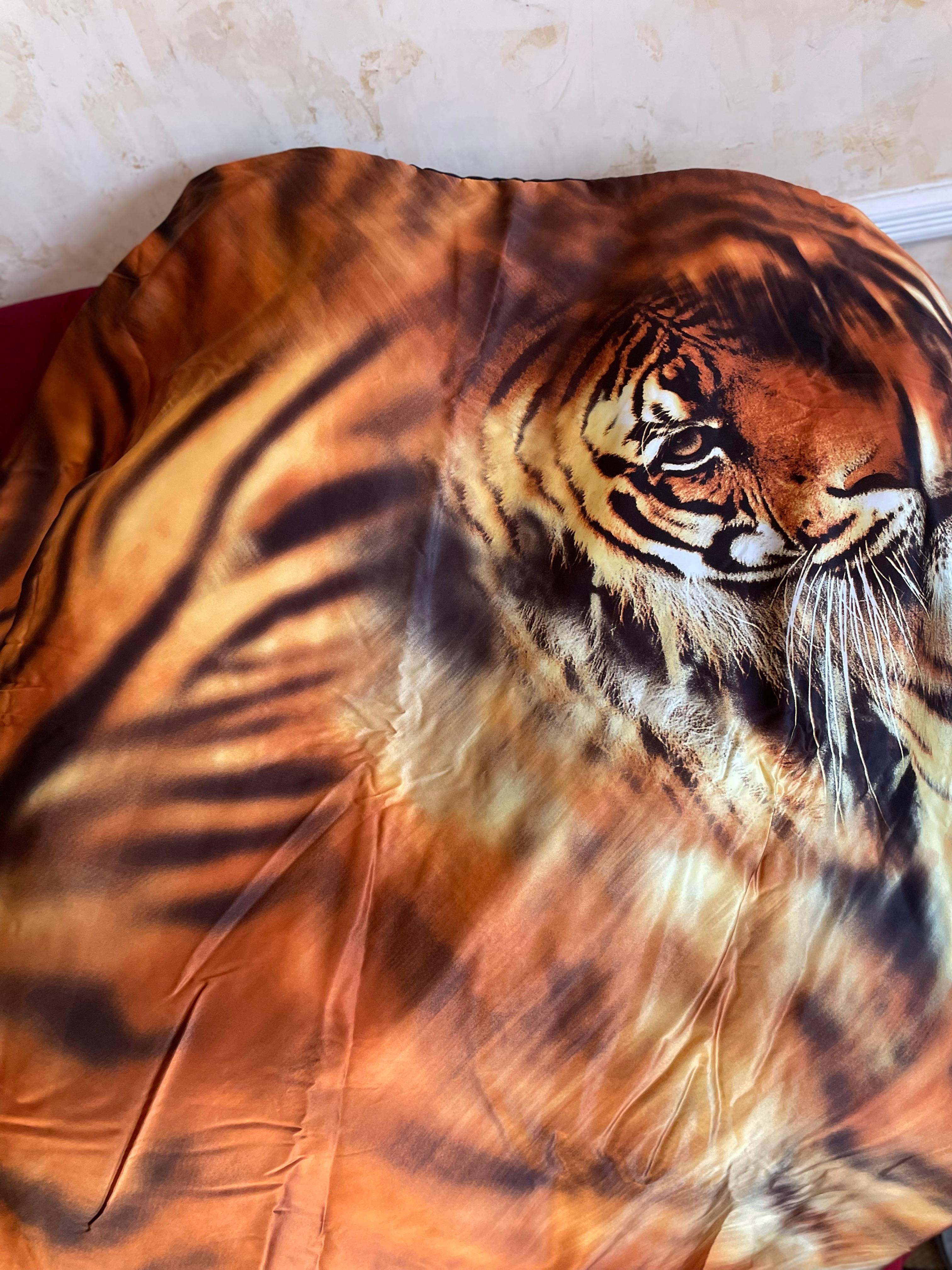 Roberto Cavalli Home Throw Plaid Tiger Square in luxurious Silk .
Made in Italy