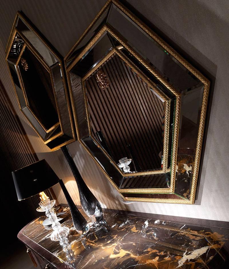 Hexagon-patterned mirror with multi-layer wood structure with bevelled mirrors and gold leaf decoration. Roberto Cavalli jewel logo with melted brass gold finishes.