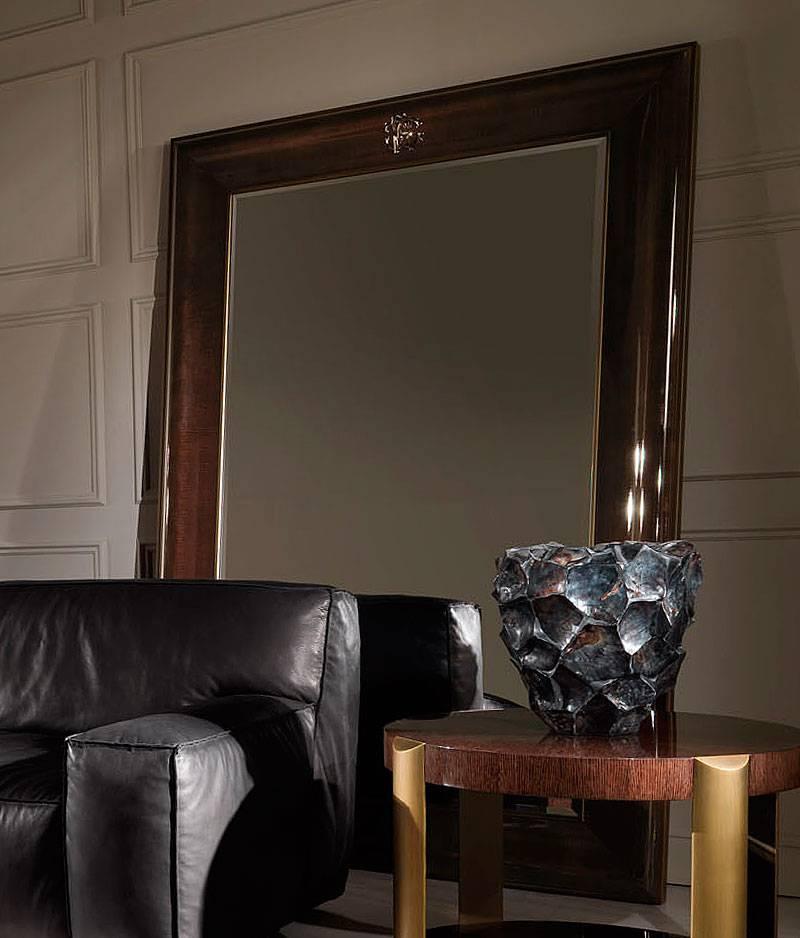 Standing mirror with polished wengè multi-layer oak structure. Frame in metal bronze finishes. Bevelled mirror. Roberto Cavalli jewel logo in melted brass platinum finishes.