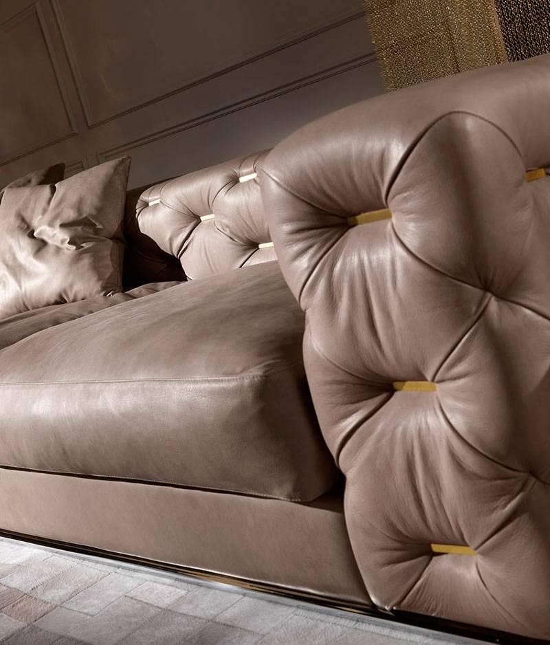Three seater sofa with poplar wood and foam finishes. Fabric or leather upholstery with capitonné arms and back with metal plates available in all the finishes from the collection. Metal base available in brushed finishes from the collection.
