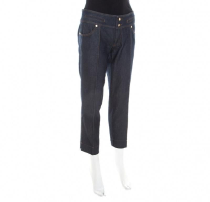 Roberto Cavalli ha creato questo splendido paio di jeans di colore indaco con una lunghezza ridotta. Realizzati in un perfetto misto cotone, questi jeans hanno due tasche e un girovita ben disegnato. Sono complete di chiusura con bottoni dorati sul