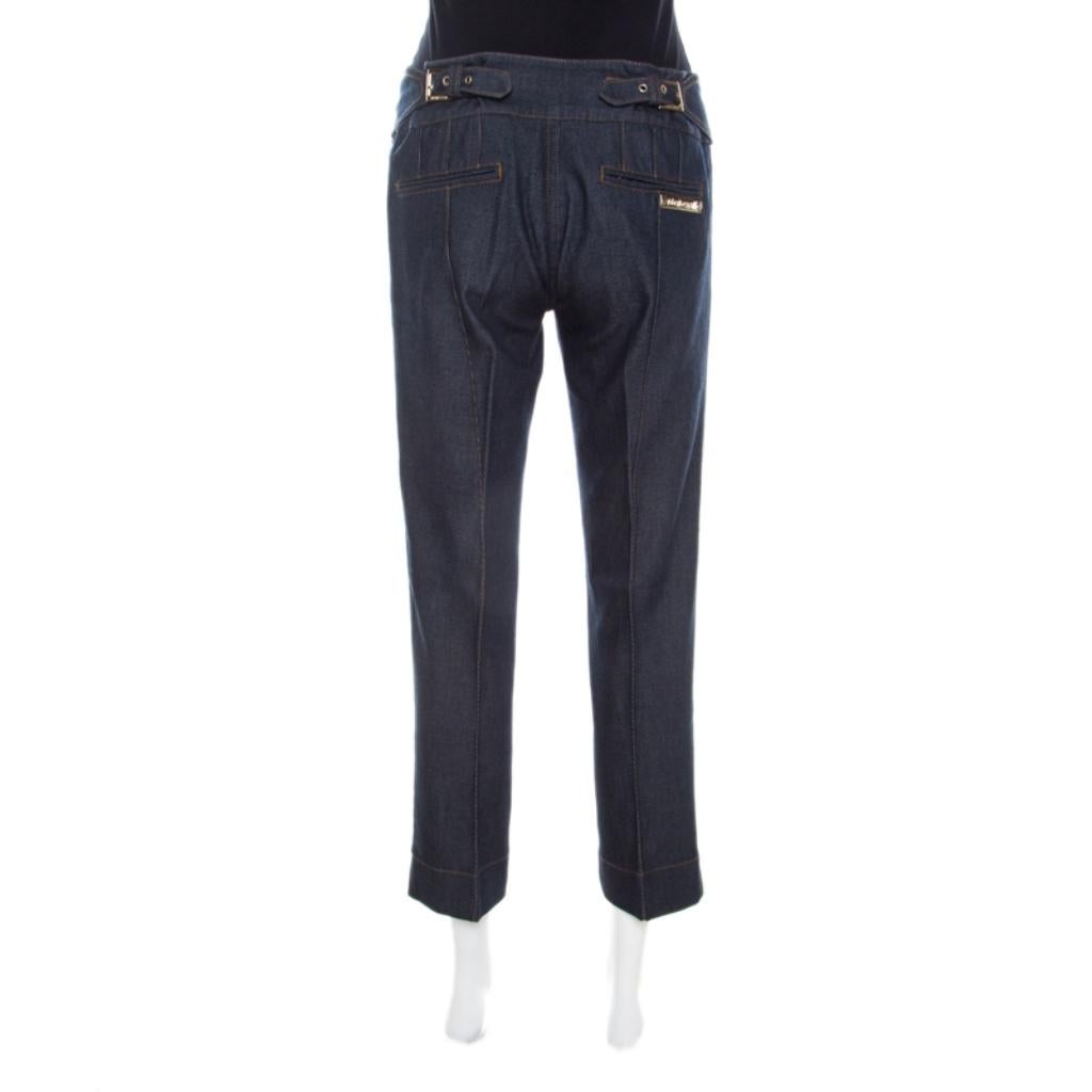 Roberto Cavalli has come up with this gorgeous pair of denims that are adorned in an indigo hue feature a cropped length. Crafted out of a perfect cotton blend, these jeans have two pockets and a well-designed waistline. They are complete with