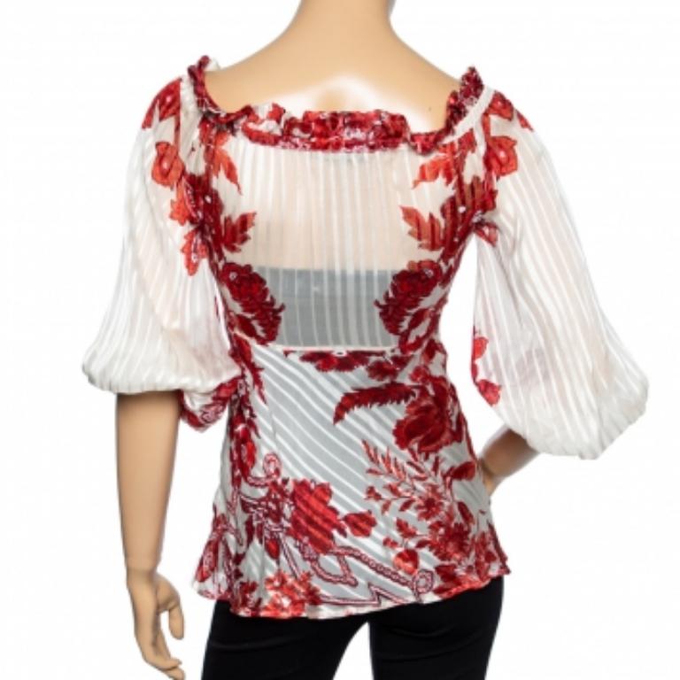 Diese wunderschöne Bluse von Roberto Cavalli ist aus Seide gefertigt und genau das Richtige für Ihre Garderobe. Die elfenbeinfarbene und rote Bluse hat eine luxuriöse Silhouette, ein Bindeband im Nacken und einen eleganten Druck auf dem ganzen
