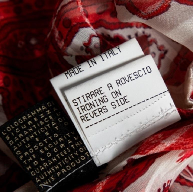 Roberto Cavalli Elfenbein & Rot bedruckte Bluse mit Seidenkrawatte-Details und Krawatte S im Zustand „Gut“ im Angebot in Dubai, Al Qouz 2